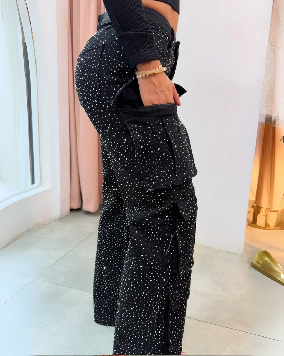 Calças largas com folhos e brilhos para mulher