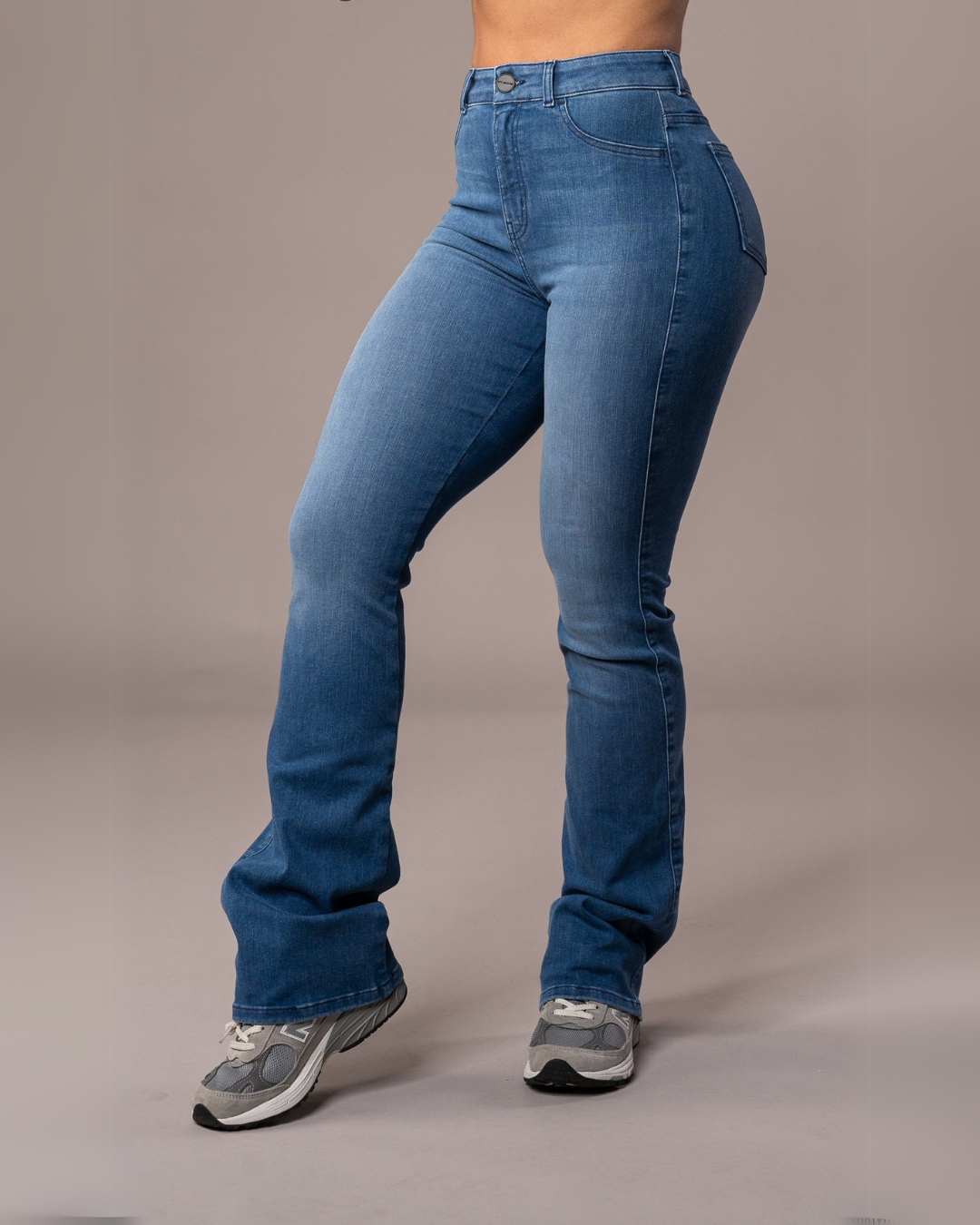 Calças de Cintura Alta com um Corte Alongado e um Efeito Modelador