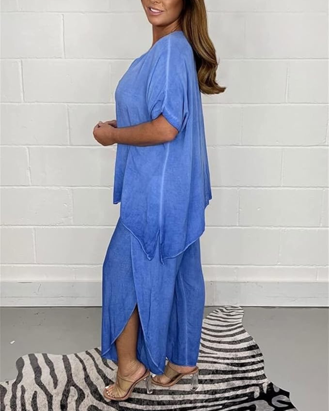 Conjunto de blusa e calças para mulher com um design confortável e sofisticado.