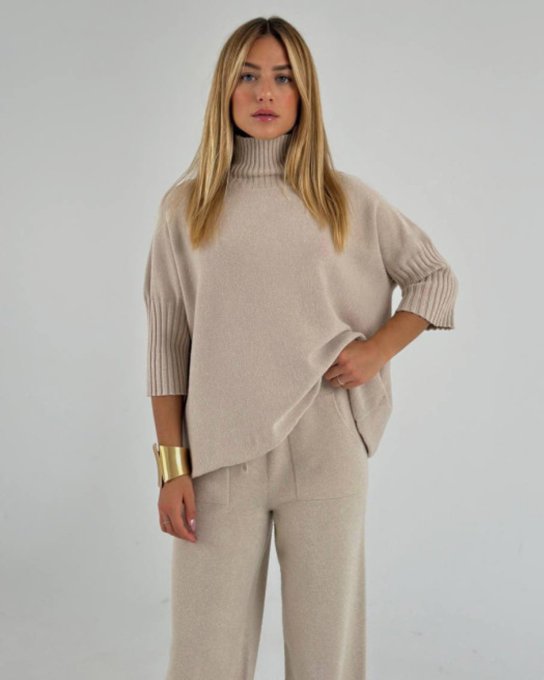 Conjunto de Malha para Mulher com Mangas a Três Quartos e Design Elegante