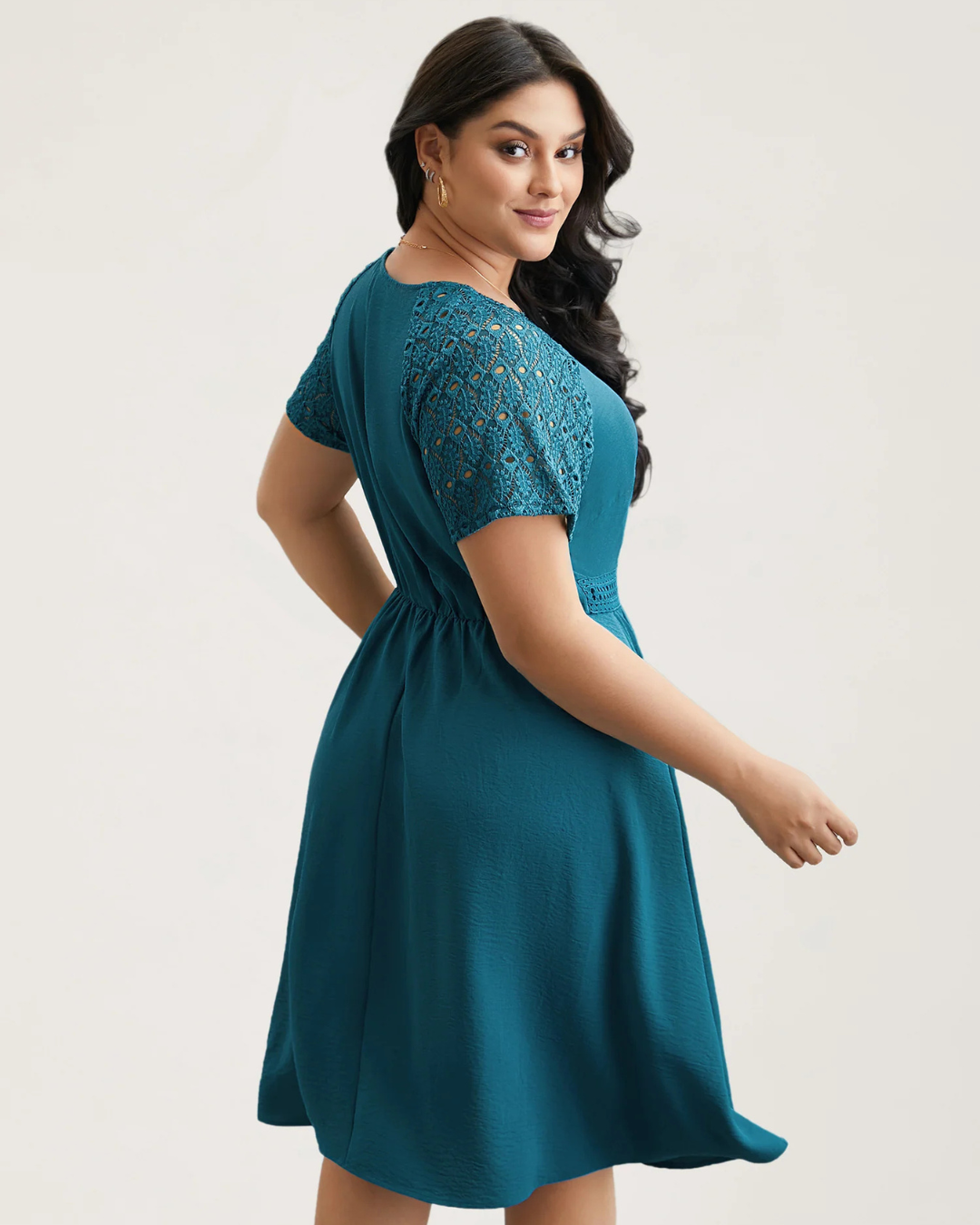 Vestido midi com bolsos e mangas curtas com fendas de renda