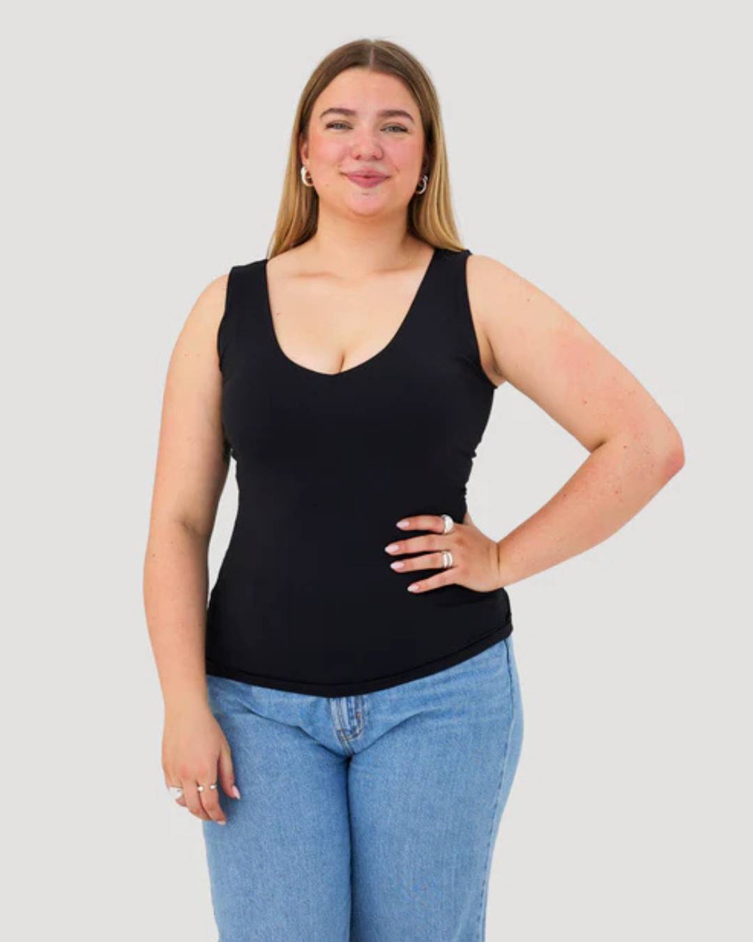 Top sem mangas com decote em V e sutiã incorporado - Apoio, estilo e conforto num só Uma óptima forma de usar um top sem mangas.