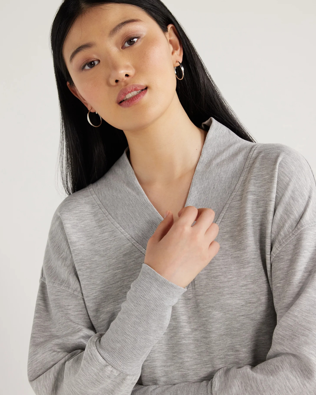 Conjunto de Duas Peças com Gola em V e Calças para Mulher