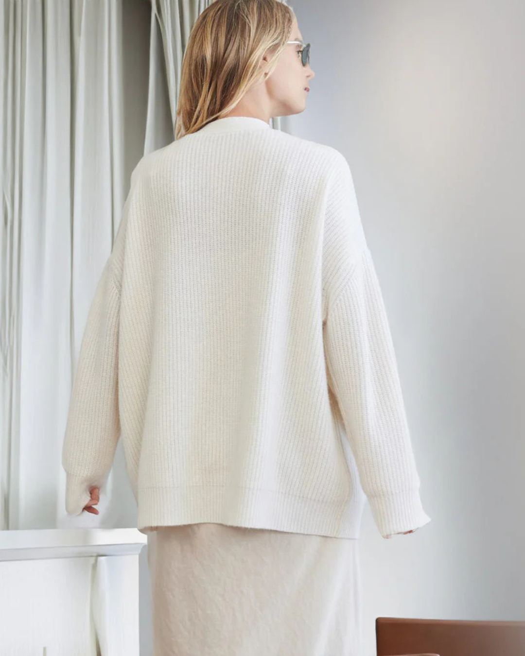 Cardigã de Malha Leve com Fechamento de Botões e Design Casual