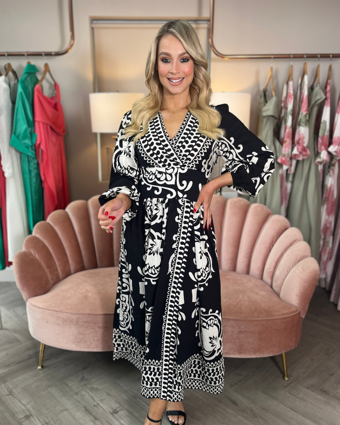 Vestido Midi Preto com Estampado Branco e Decote Cruzado e Mangas Compridas