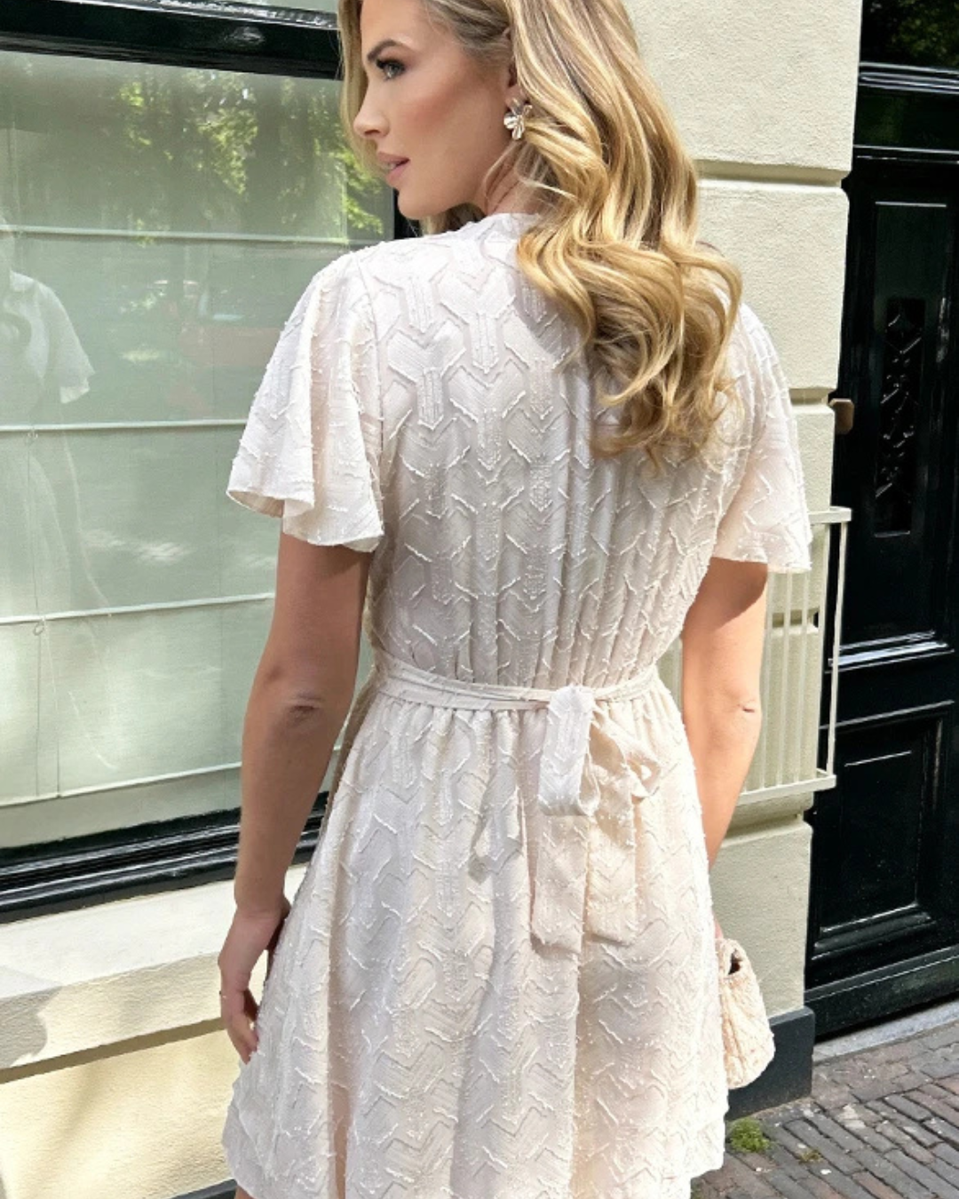 Vestido com decote em V e laço ajustável