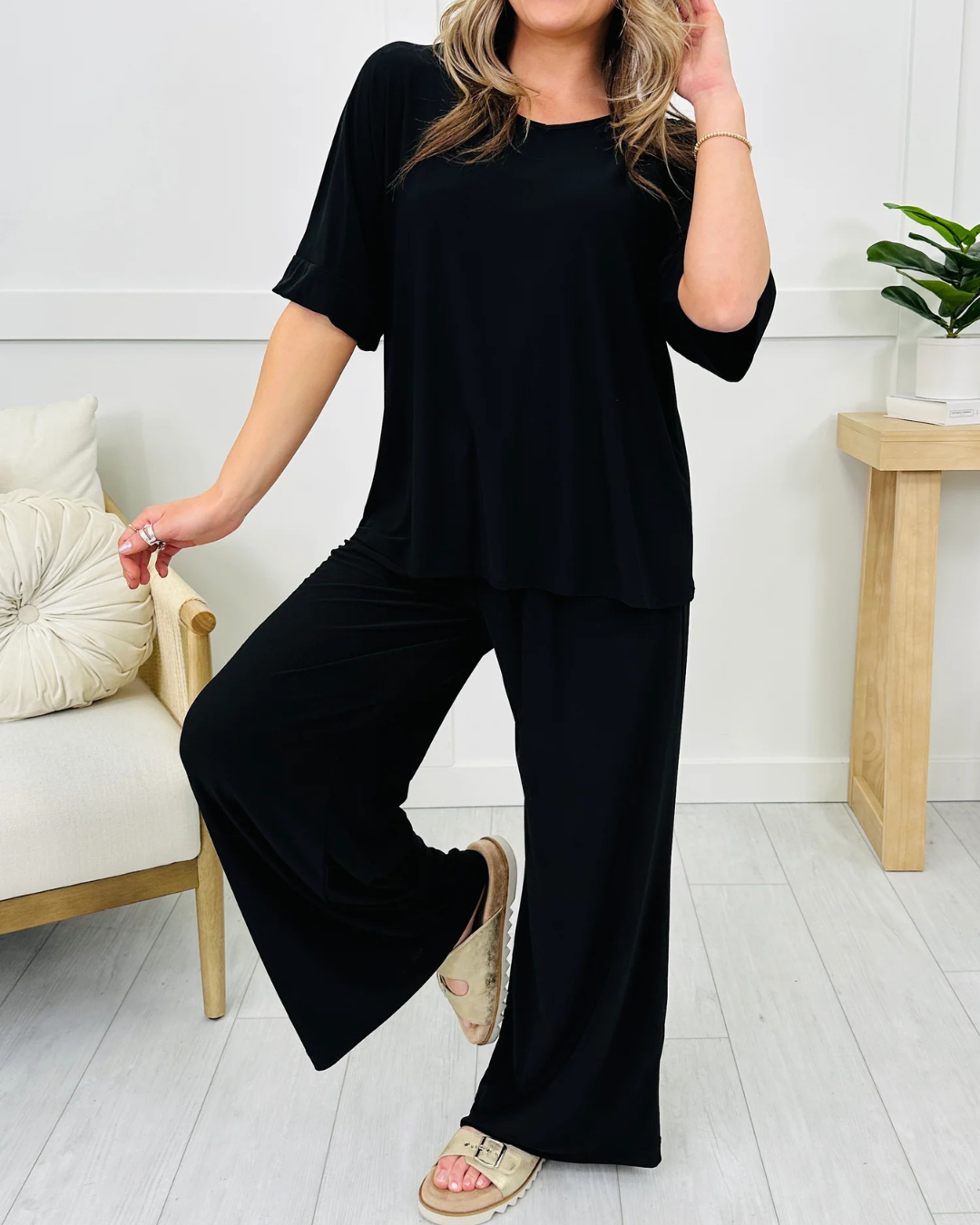 Conjunto Feminino Largo com Calças Largas e um Ajuste Confortável.