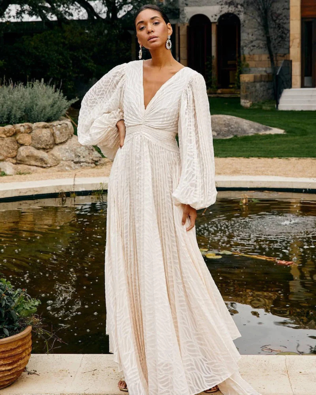 Vestido comprido com decote profundo e mangas compridas