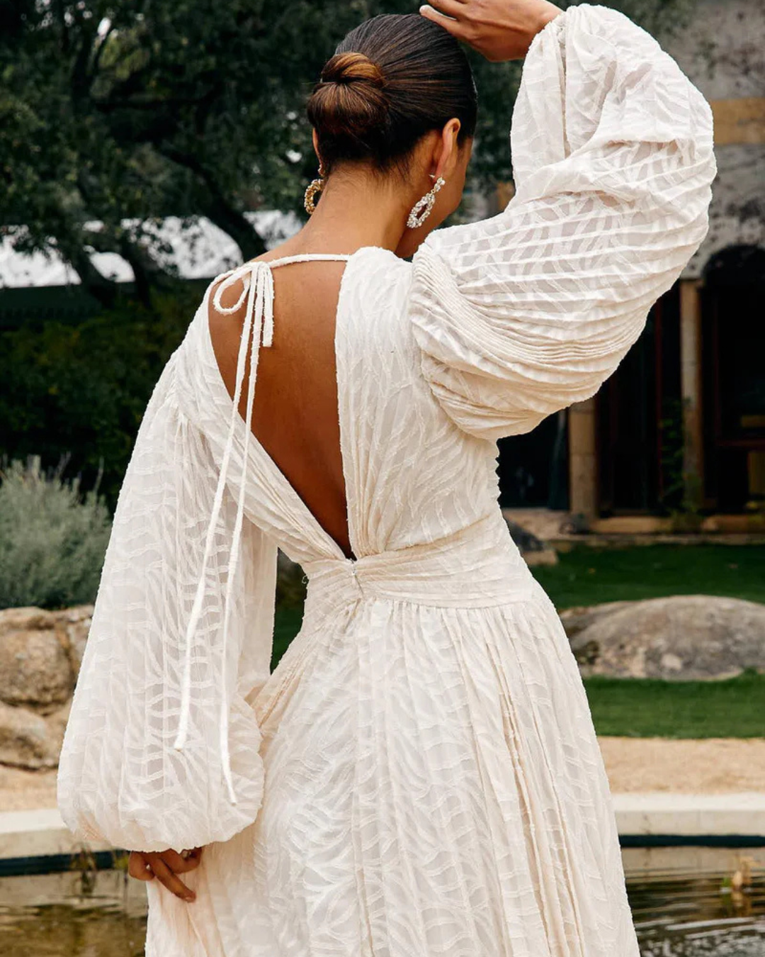 Vestido comprido com decote profundo e mangas compridas