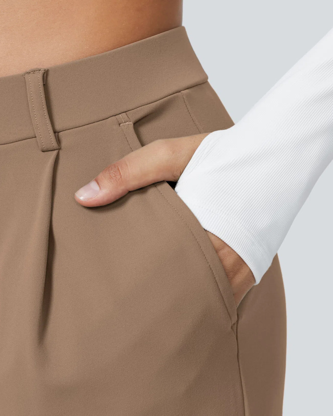 Calças largas em tecido elástico com um corte confortável e um estilo versátil