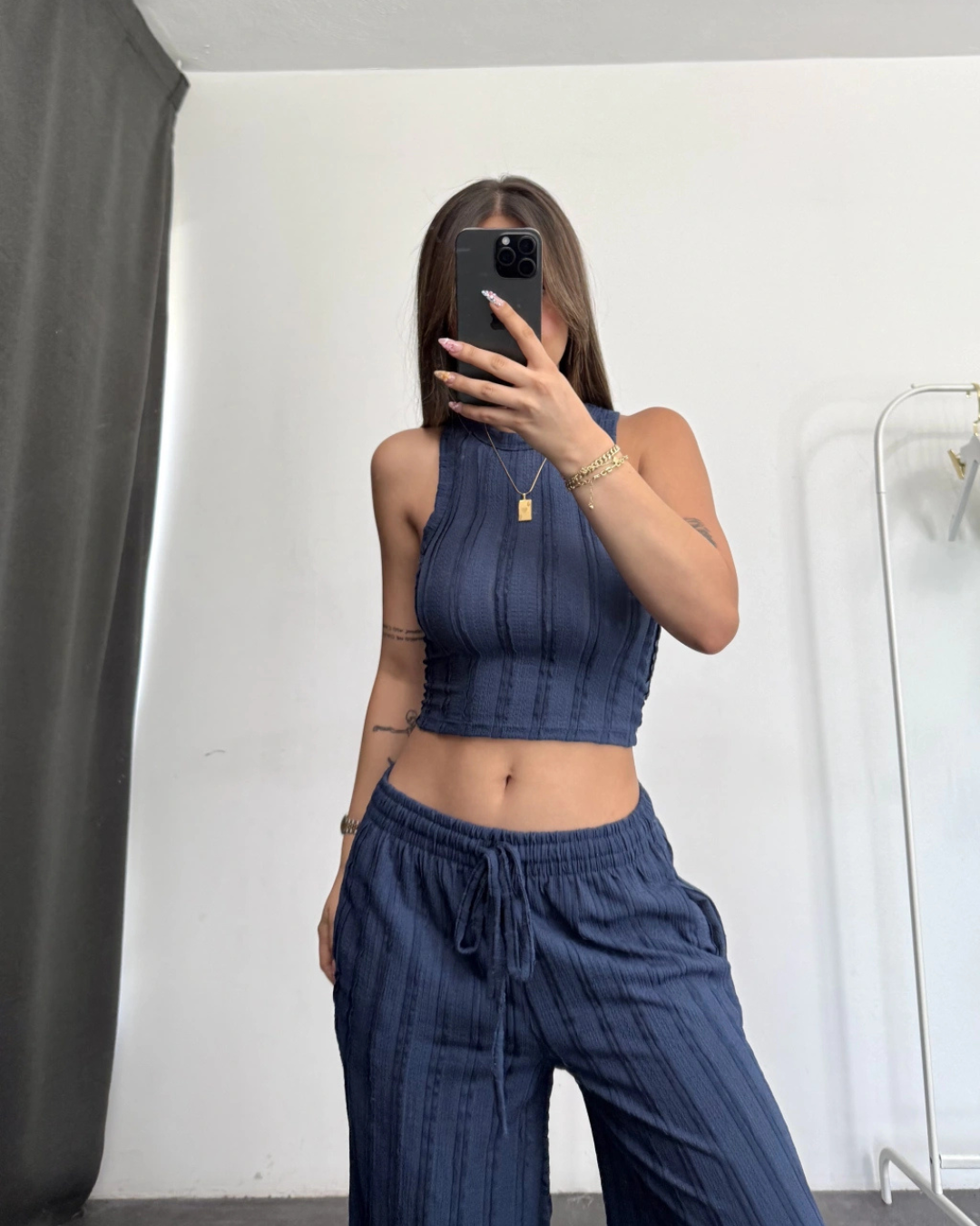 Conjunto de duas peças com top e calças largas elásticas para mulher