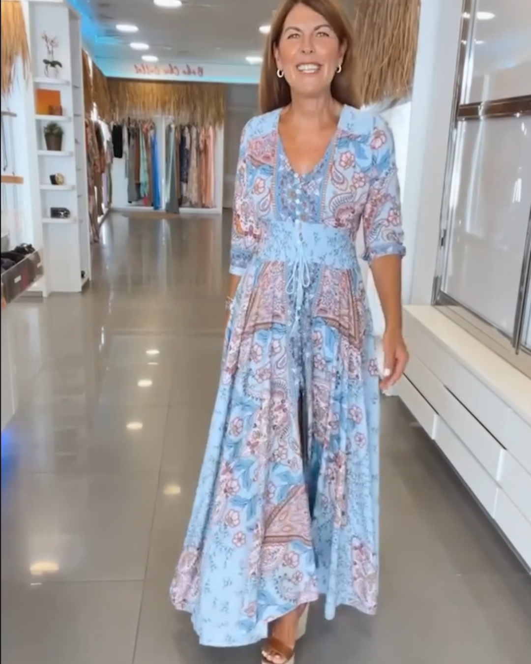 Vestido floral de manga 3/4 com folhos no peito e nas mangas