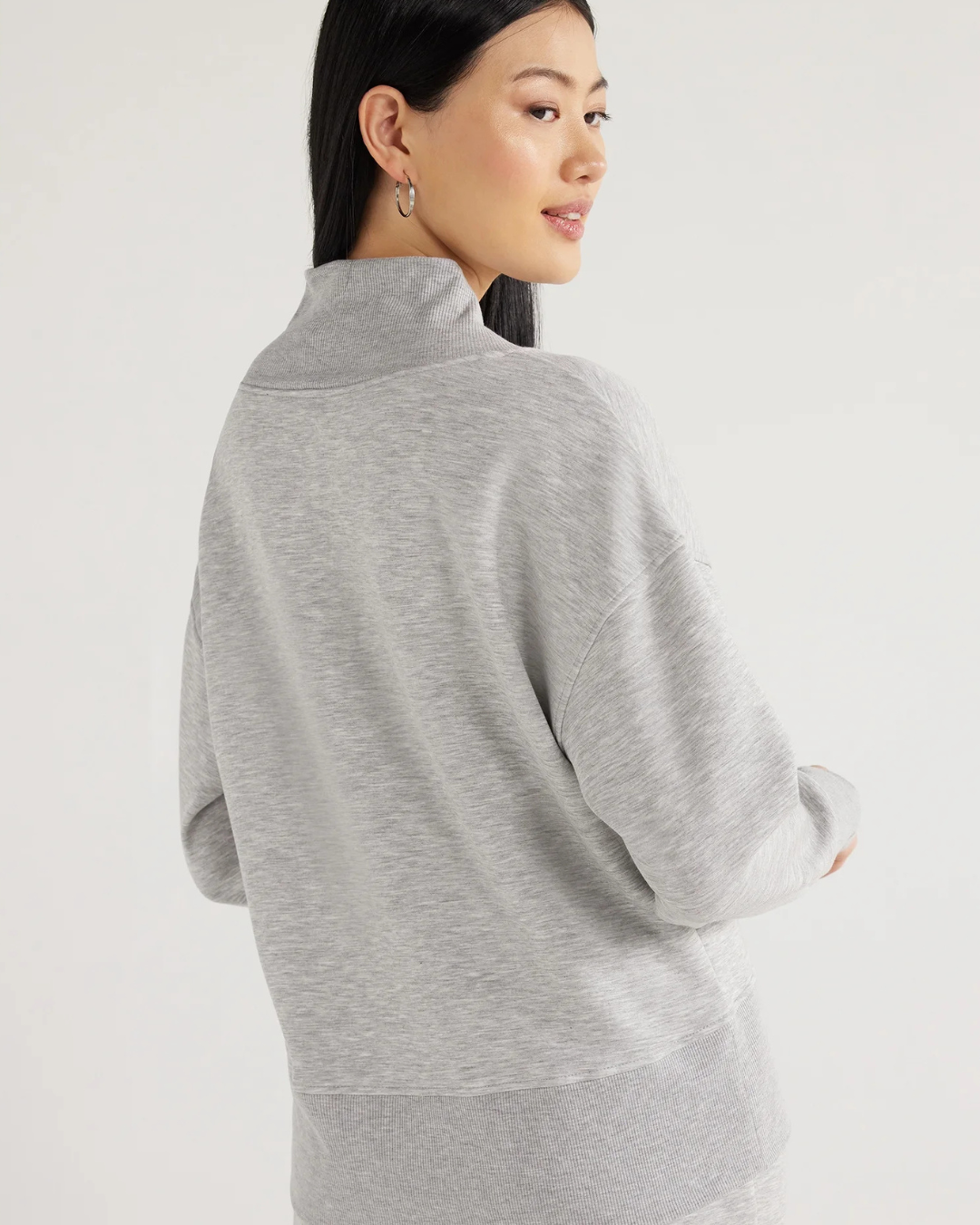 Conjunto de Duas Peças com Gola em V e Calças para Mulher