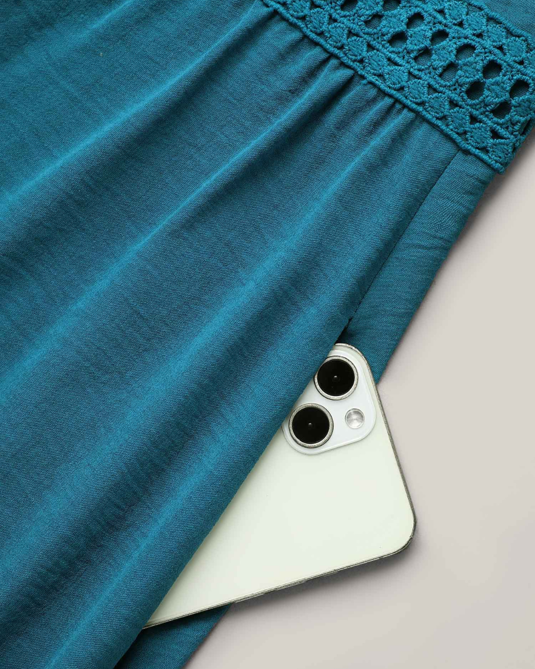 Vestido midi com bolsos e mangas curtas com fendas de renda