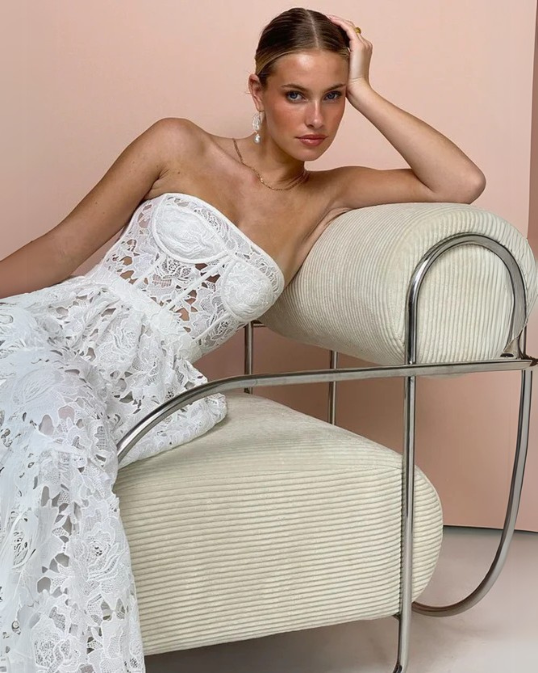 Vestido de renda elegante sem alças