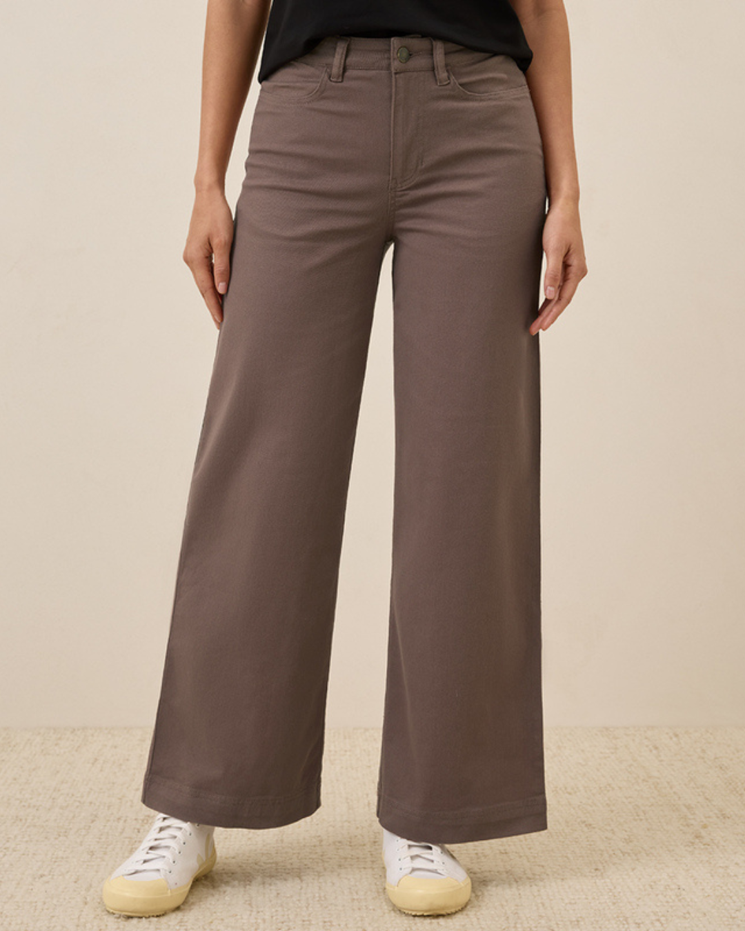 Calças de Sarja Elástica de Perna Larga com um Corte Confortável e um Estilo Versátil