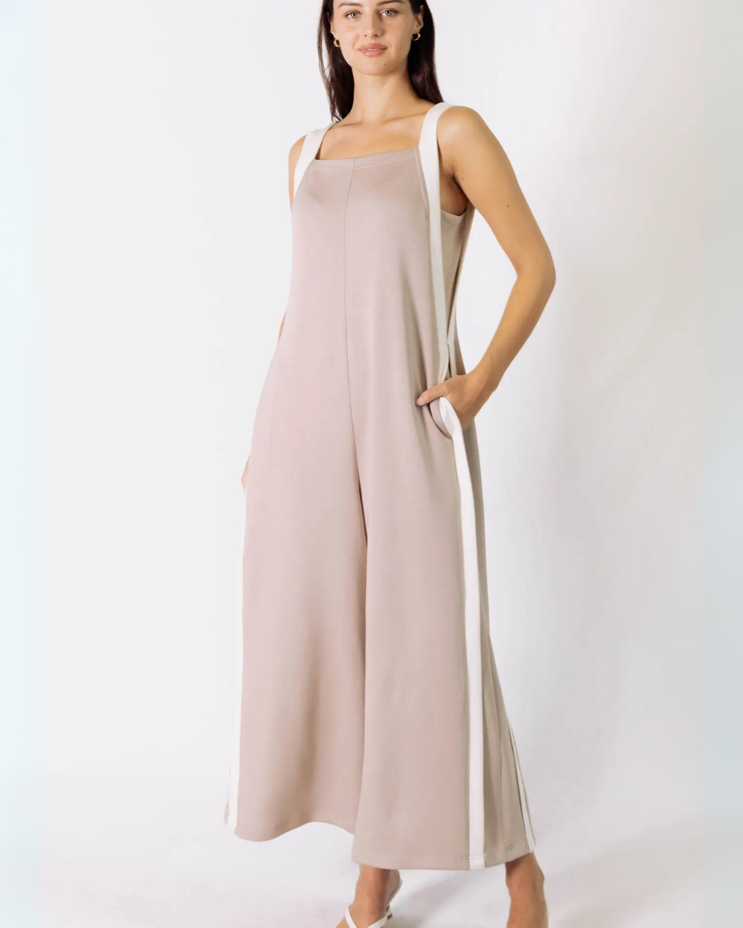 Macacão elegante para mulher com franjas e bolsos laterais