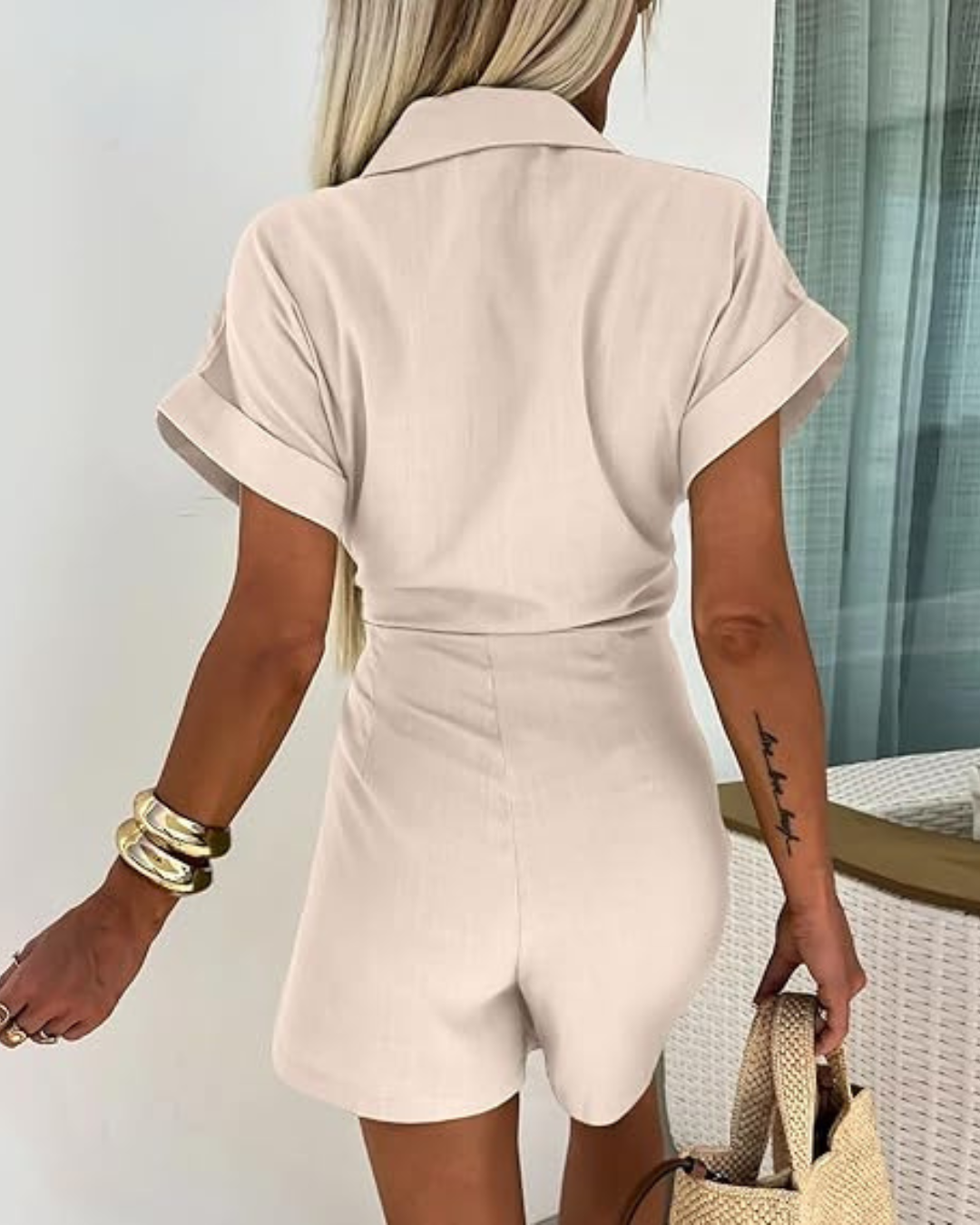 Macacão curto casual para mulher com decote em V em cor lisa