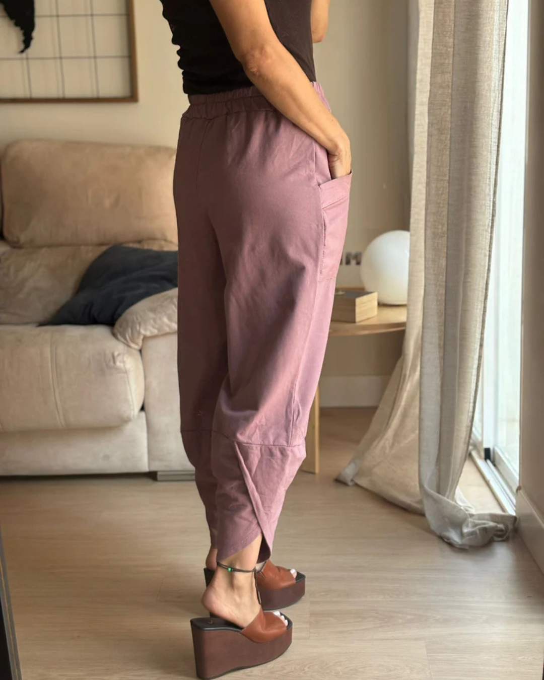 Calças largas com cintura elástica para mulher