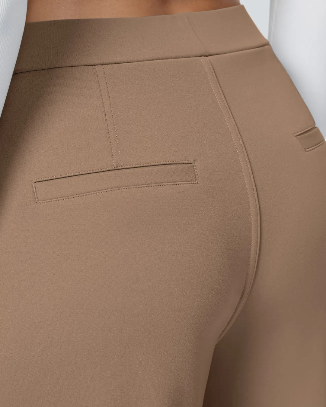 Calças largas em tecido elástico com um corte confortável e um estilo versátil