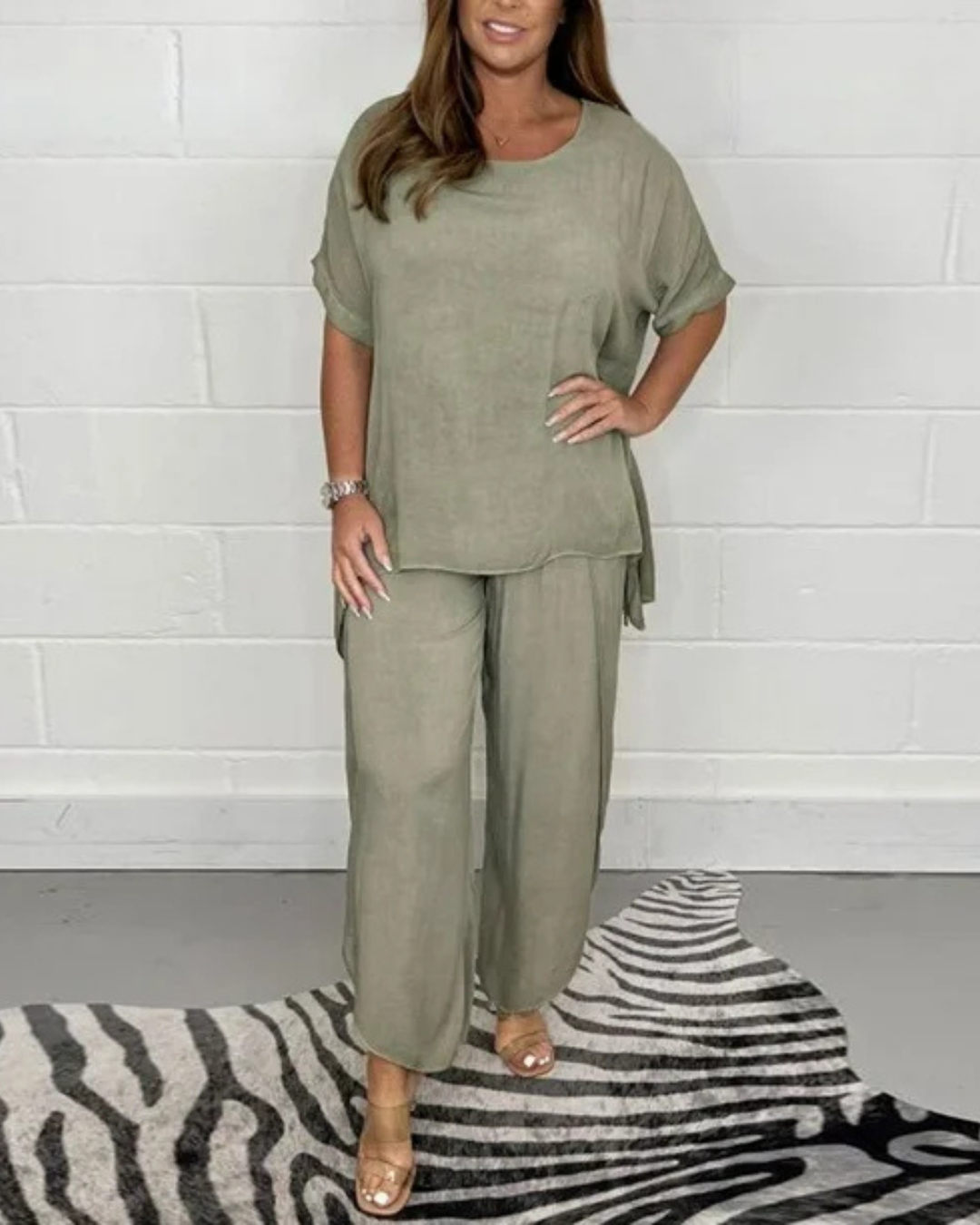 Conjunto de blusa e calças para mulher com um design confortável e sofisticado.