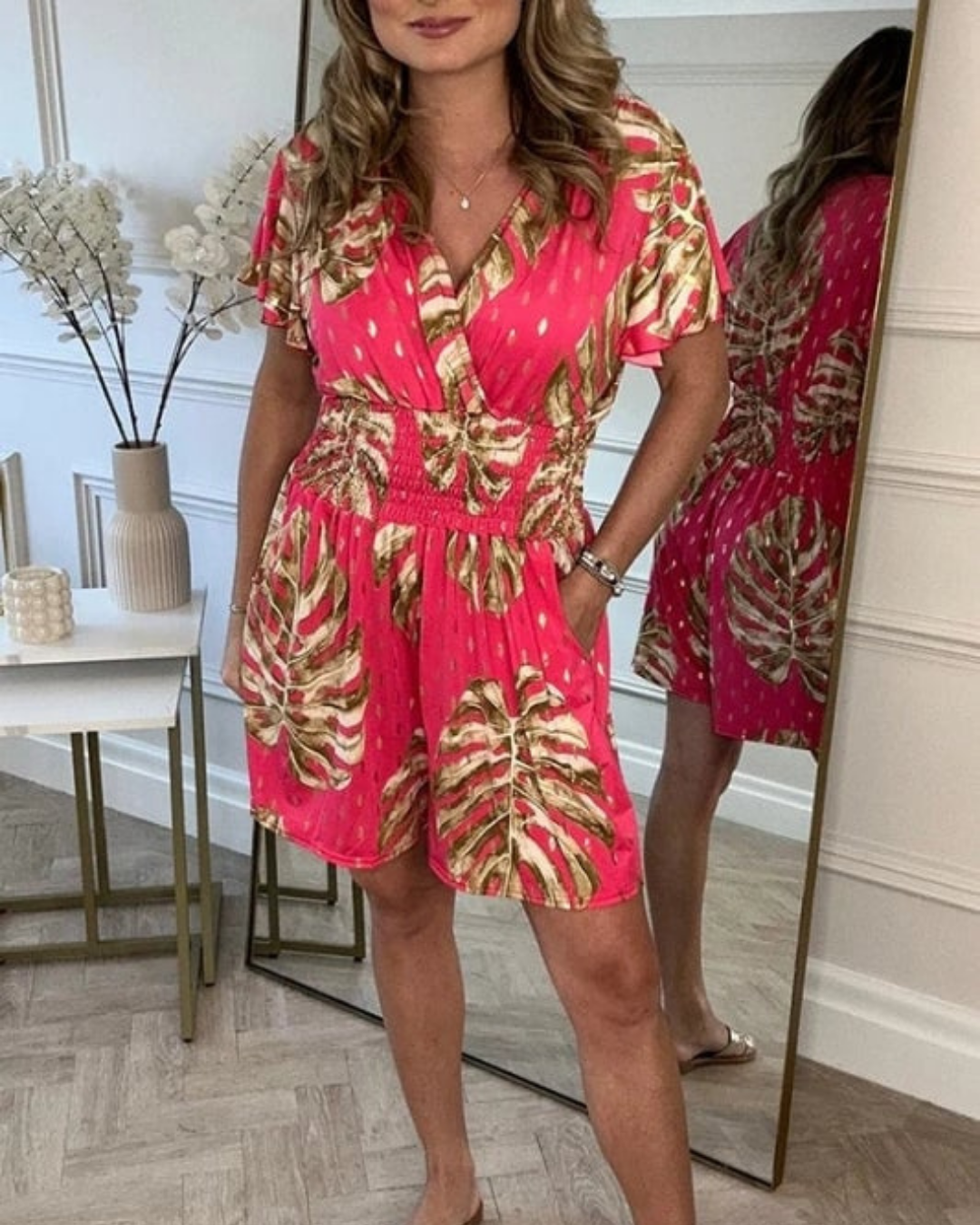 Macacão curto casual com estampado de folhas e decote em V