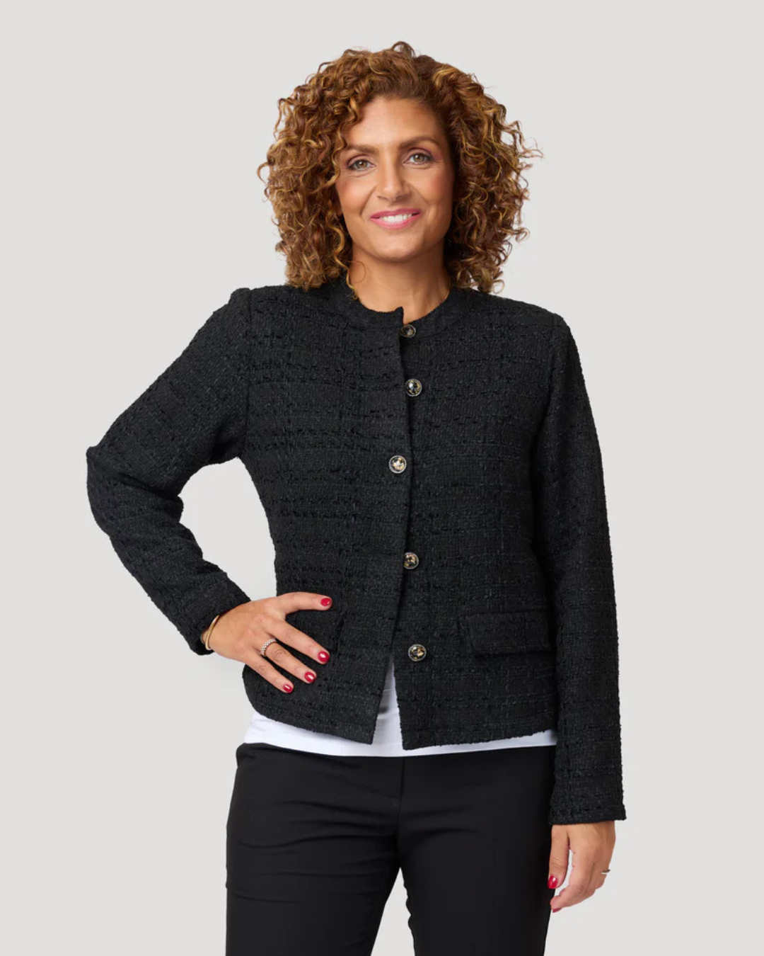 Casaco de gola redonda em tecido bouclé com botões finos