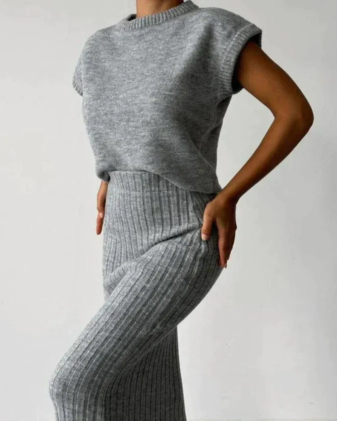 Conjunto de top sem mangas e saia longa justa para mulher