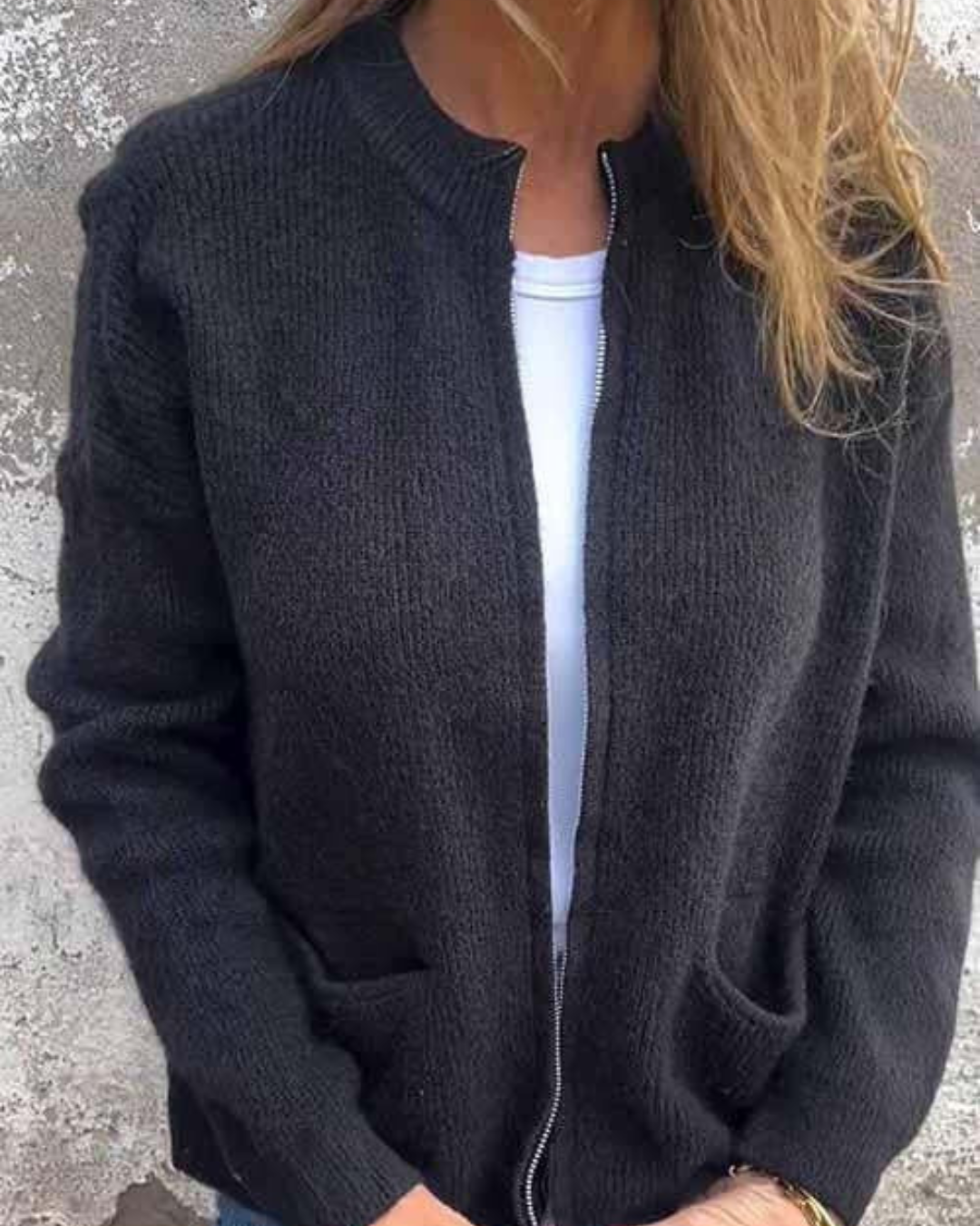 Casaco de malha com fecho e gola redonda