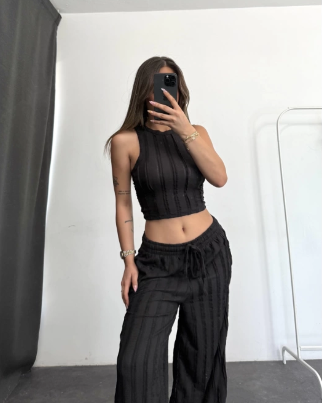 Conjunto de duas peças com top e calças largas elásticas para mulher