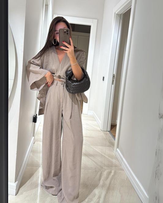 Conjunto Casual de Duas Peças com Gola em V e Calças