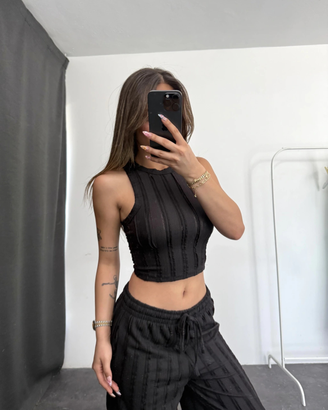 Conjunto de duas peças com top e calças largas elásticas para mulher