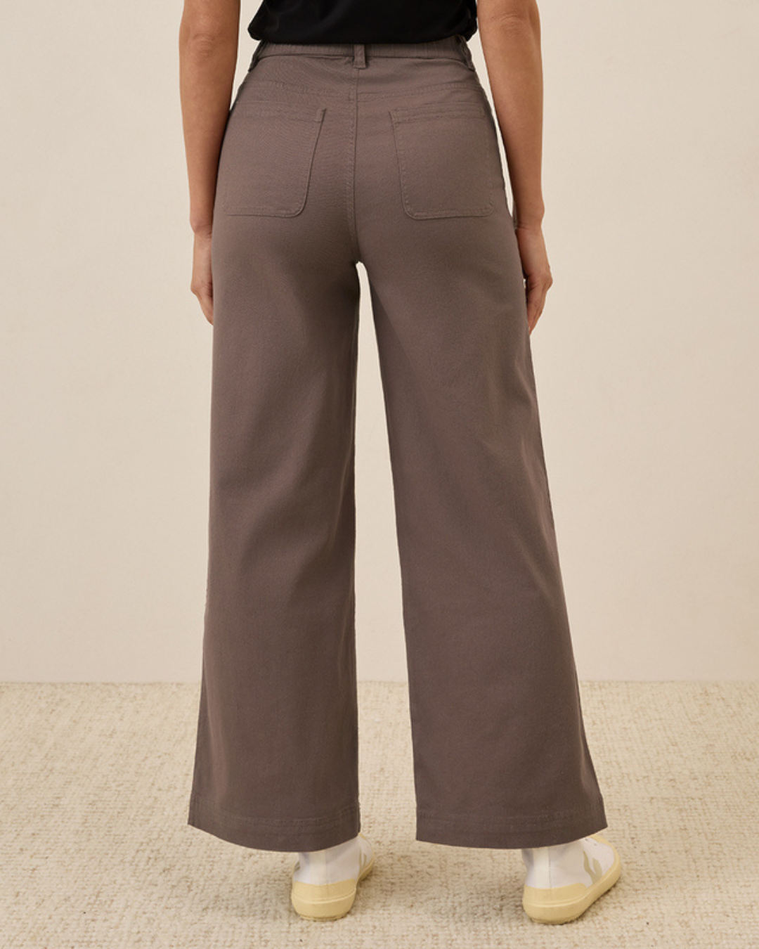 Calças de Sarja Elástica de Perna Larga com um Corte Confortável e um Estilo Versátil