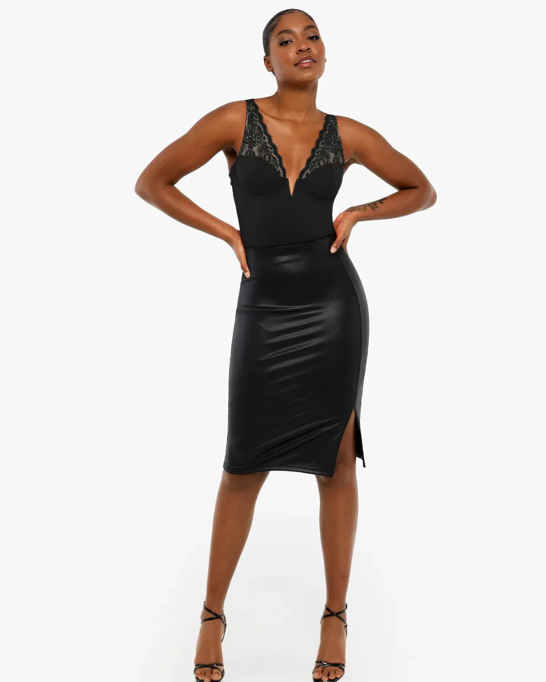 Body Modelador com Decote em V Profundo e Inserção de Renda