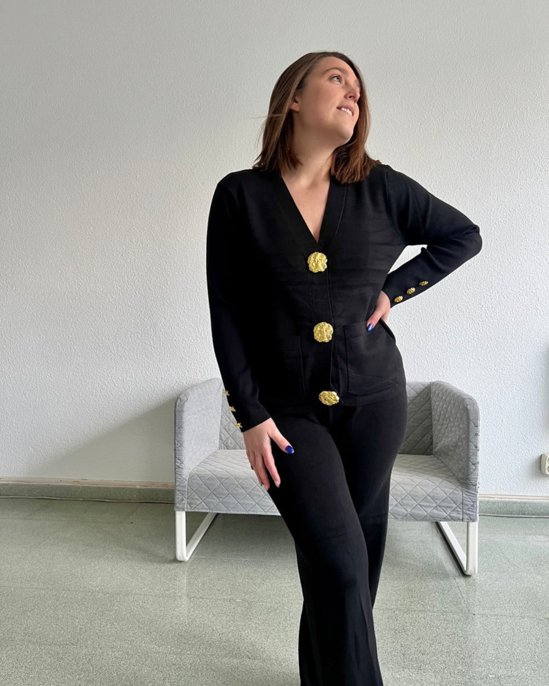 Conjunto de camisola de lã com botões metálicos e calças largas para mulher