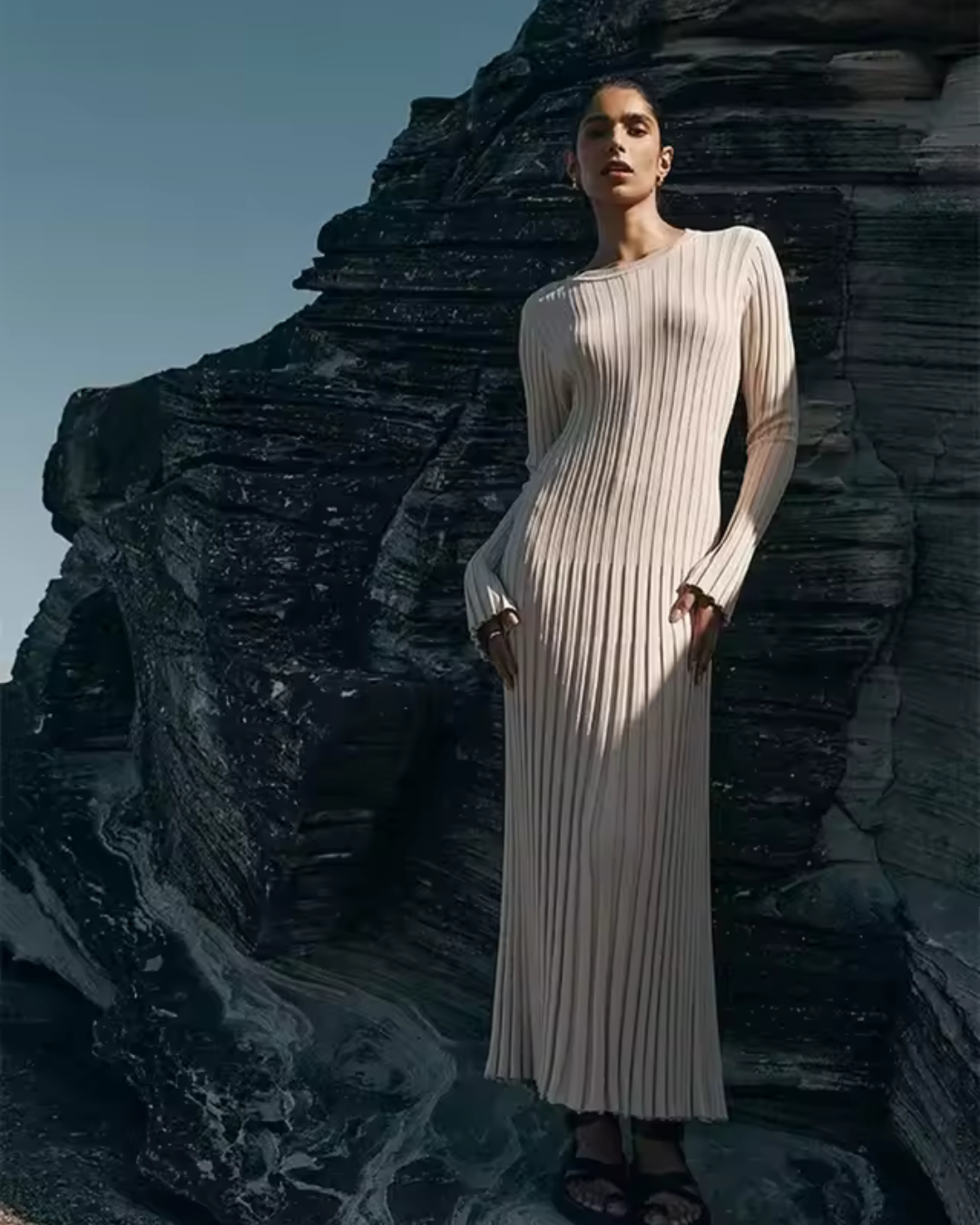 Vestido longo de malha com gola redonda e manga comprida para mulher