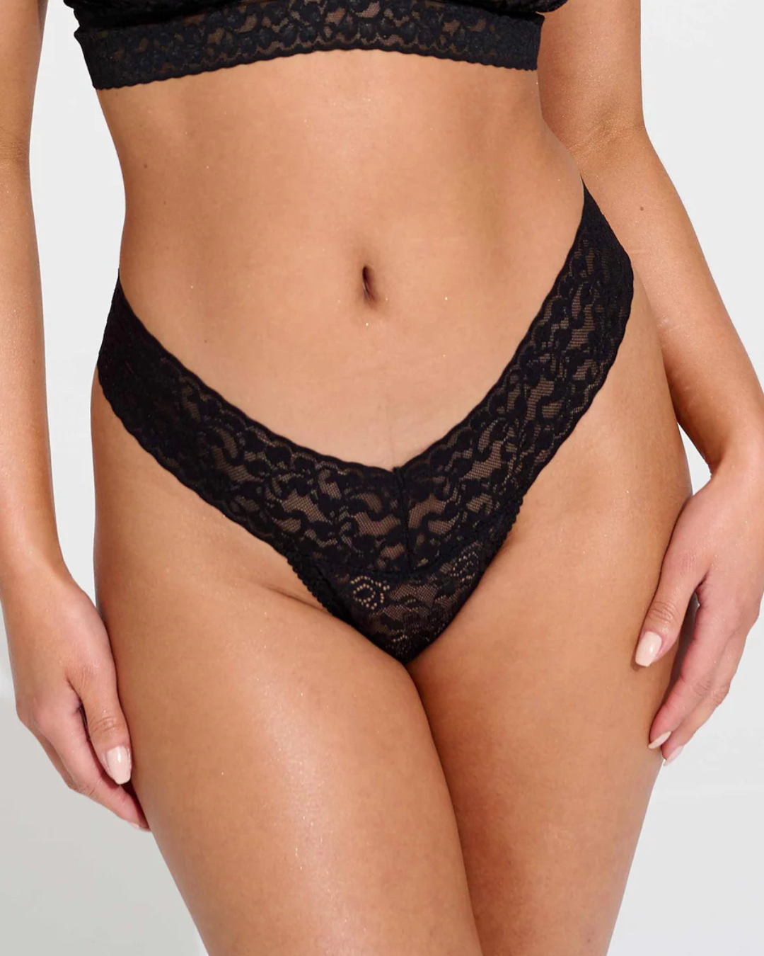 Conjunto de Lingerie em Renda Preta com Bralette e Tanga de Corte Sensual