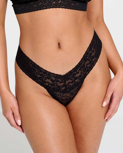 Conjunto de Lingerie em Renda Preta com Bralette e Tanga de Corte Sensual