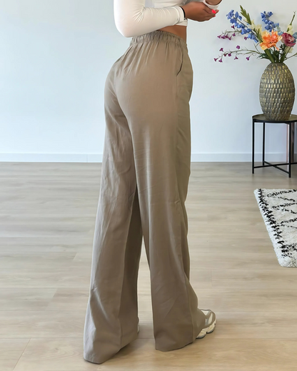 Calças largas em tecido elástico com um corte confortável