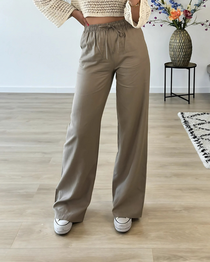 Calças largas em tecido elástico com um corte confortável