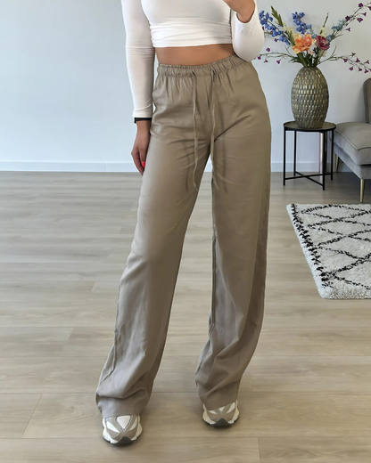 Calças largas em tecido elástico com um corte confortável