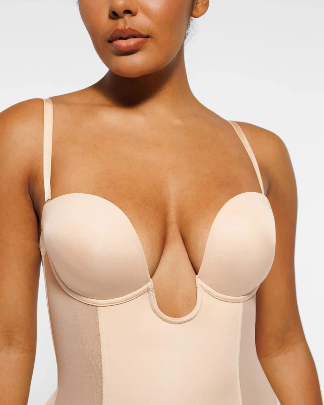 Corpo Adelgaçante com Decote Profundo e Efeito Lifting para um Realce Natural