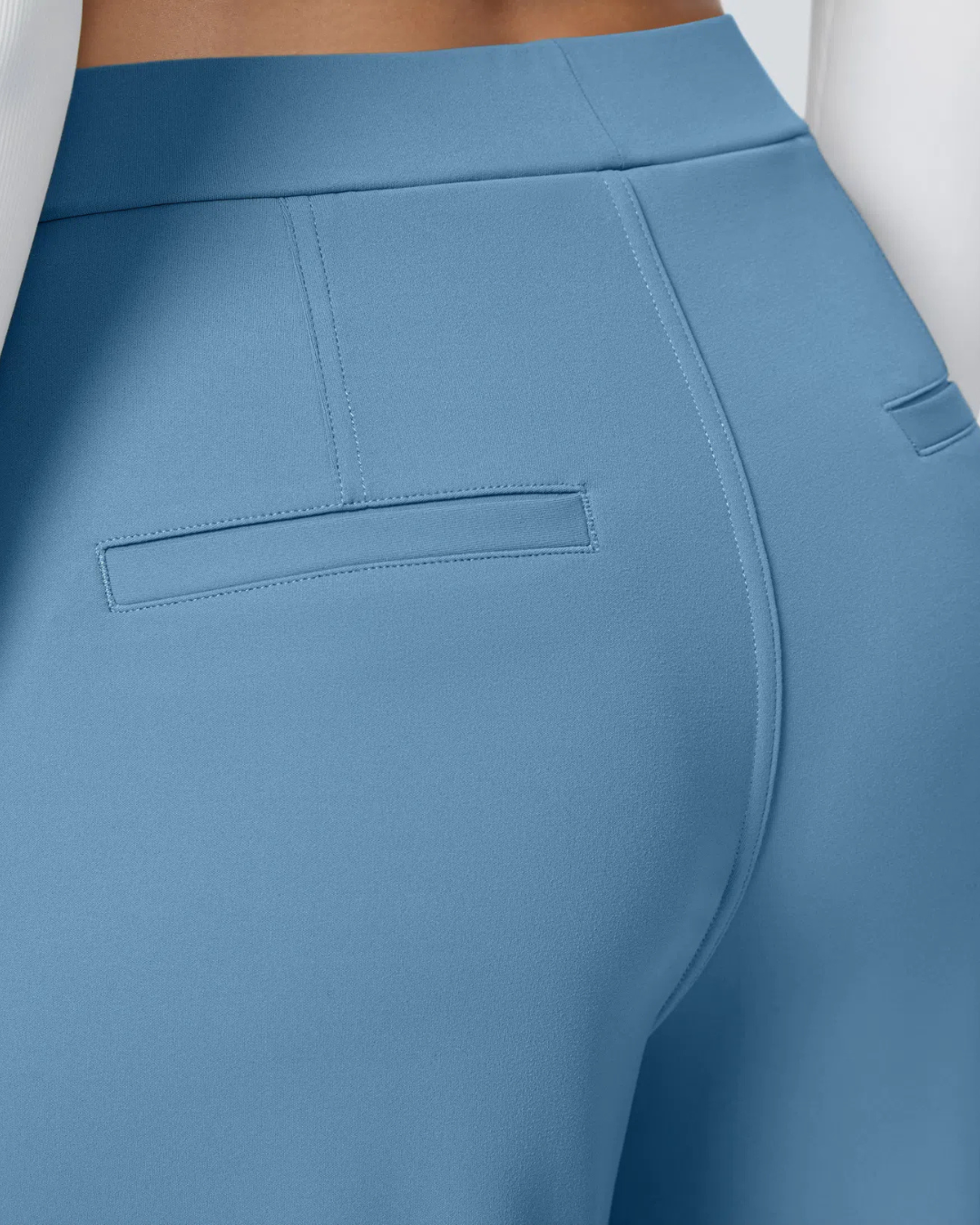 Calças largas em tecido elástico com um corte confortável e um estilo versátil