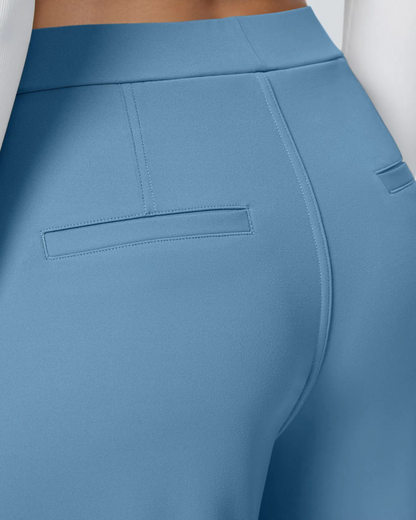 Calças largas em tecido elástico com um corte confortável e um estilo versátil