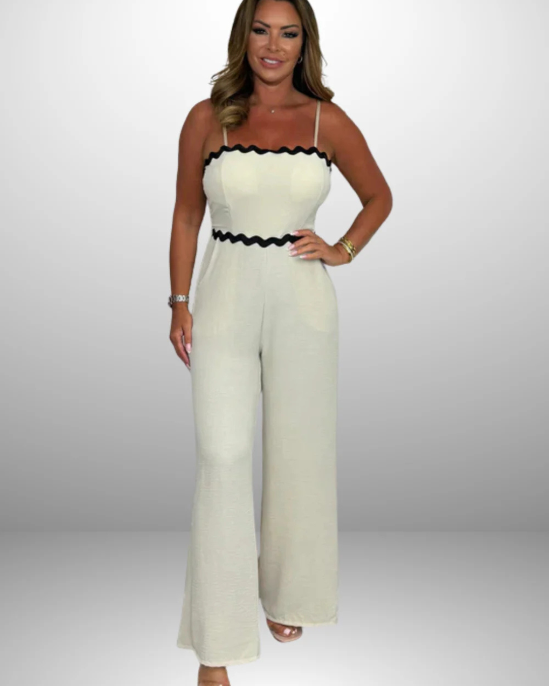 Macacão com alças, decote e pernas largas