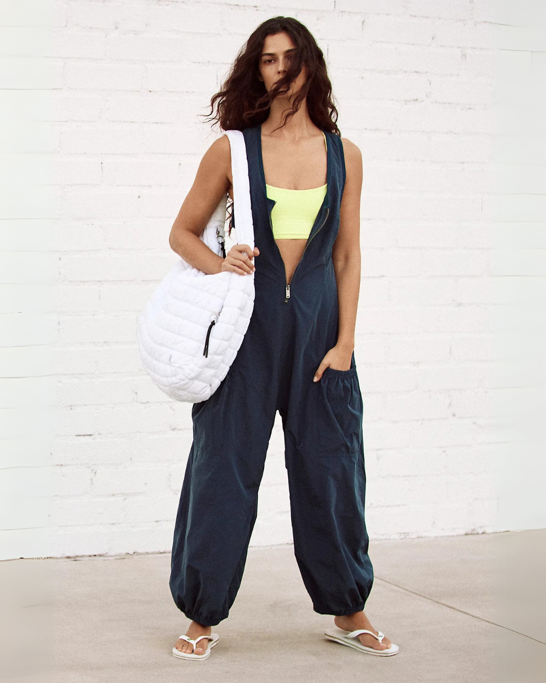 Macacão feminino sem mangas com fecho de correr e bolsos espaçosos