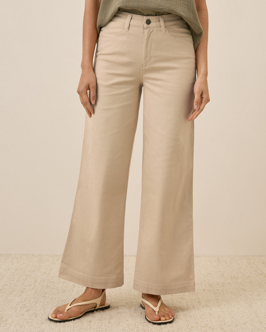 Calças de Sarja Elástica de Perna Larga com um Corte Confortável e um Estilo Versátil