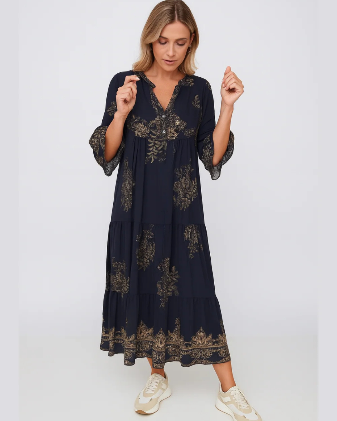 Vestido boémio com estampado dourado e decote em V