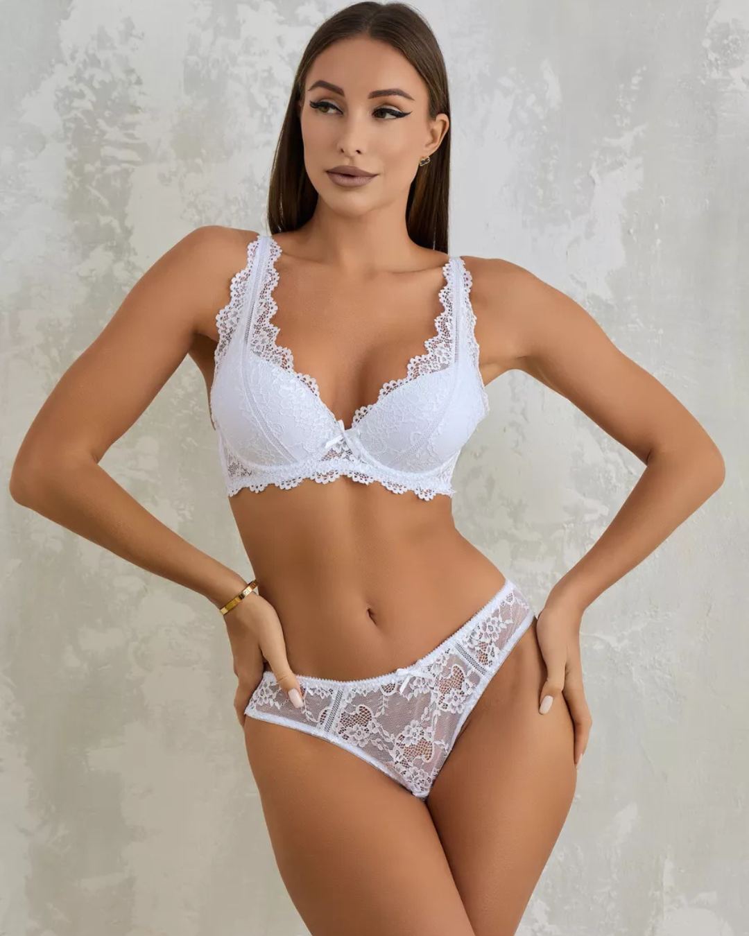 Conjunto de Lingerie com Bralette e Tanga de Corte Sensual em Renda