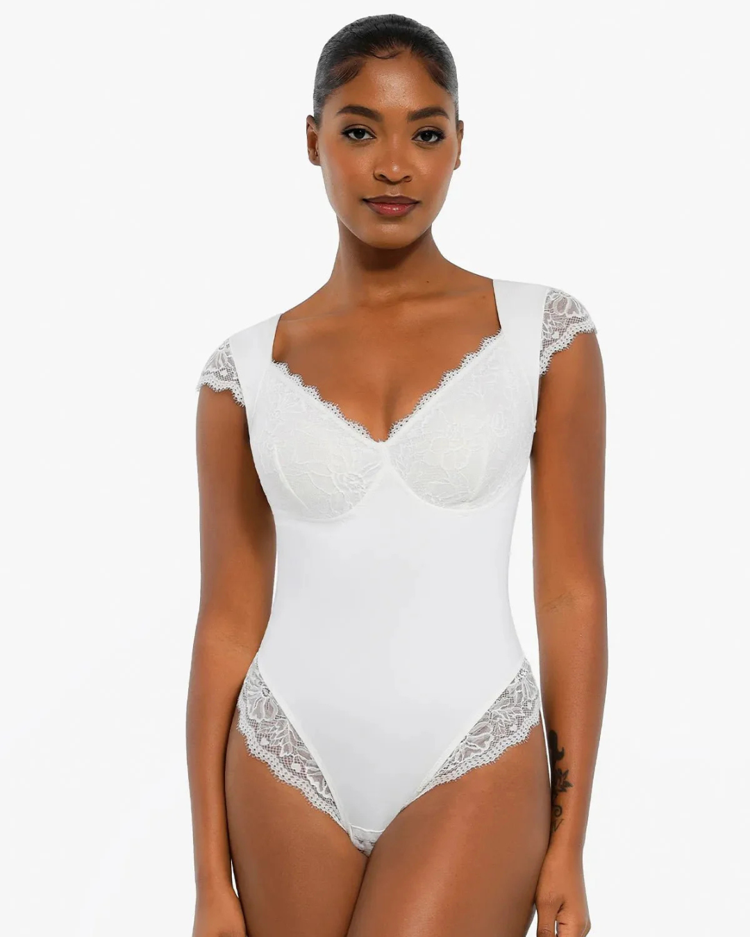 Body para Modelar o Corpo com Copa de Renda Adelgaçante e Mangas Curtas